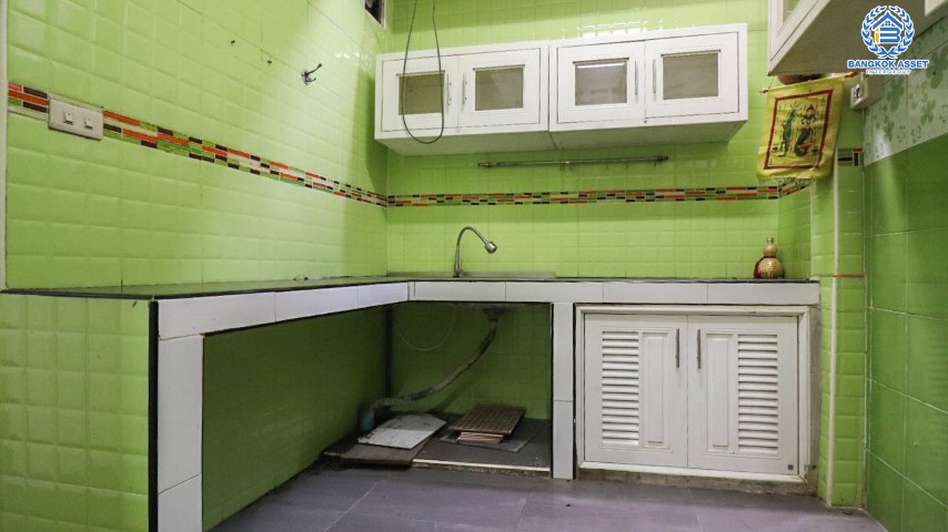 *****อาคารพาณิชย์มือสองย่านกรุงเทพฯ โกสุมรวมใจ แจ้งวัฒนะ เนื้อที่กว้าง 16 ตร.ว. ฟังก์ชัน 4 ห้องนอน 3 ห้องน้ำ ที่จอดรถ 1 คัน ฟรี! เครื่องปรับอากาศ 1 เครื่อง อยู่ในย่านค้าขาย เปิดเป็น Home Office ก็ดี หรือเน้นอยู่อาศัยก็สบาย ตั้งบนทำเลแห่งการเดินทาง เชื่อมต่อถนนวิภาวดีรังสิต, ถนนแจ้งวัฒนะ, ถนนสรงประภา และจุดขึ้นทางด่วน "อุตราภิมุข"